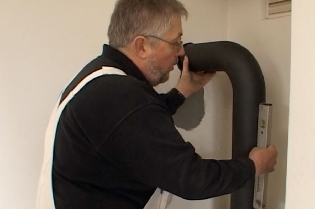 Montering af røgrør på brændeovn