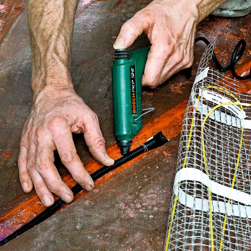 El gulvvarme: Klæb temperaturføleren fast