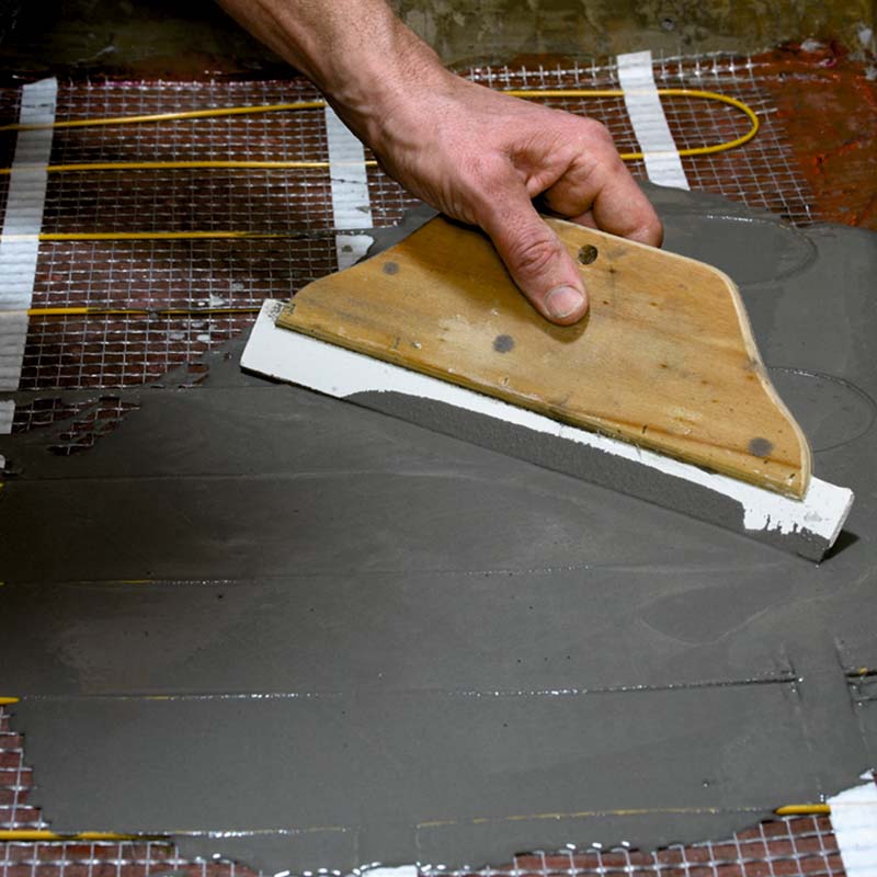 El gulvvarme spartelmasse jævnes ud