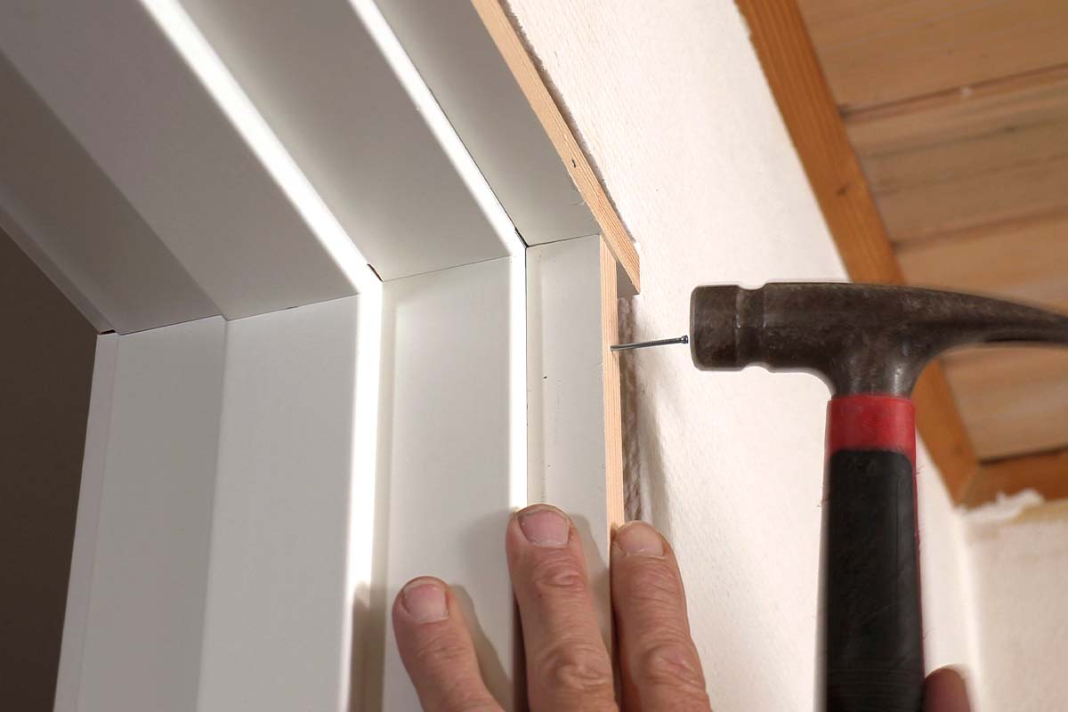 Få dørkarmen til at passe til væggen