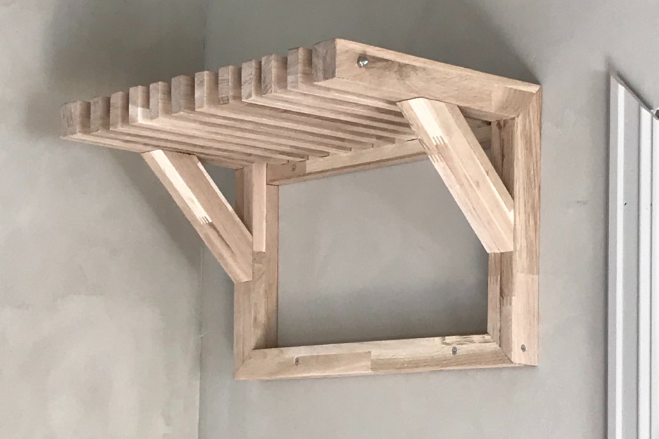 Hattehylde med bøjlestang