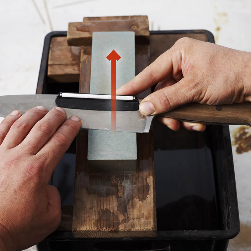 Skarpe kniver: Begynn slipingen ved bunnen av eggen