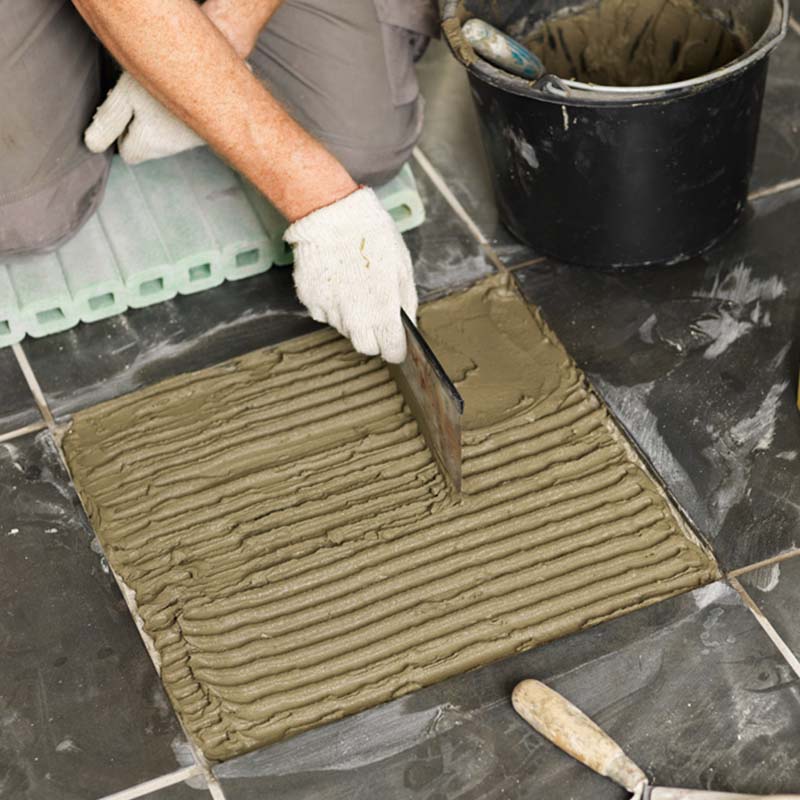 Ny flise klæbes fast