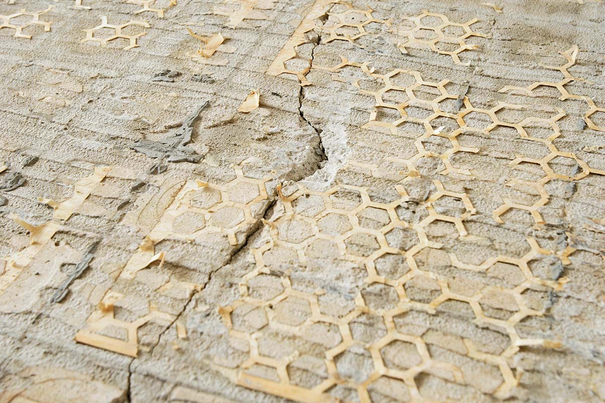 Lange revner i flisegulv