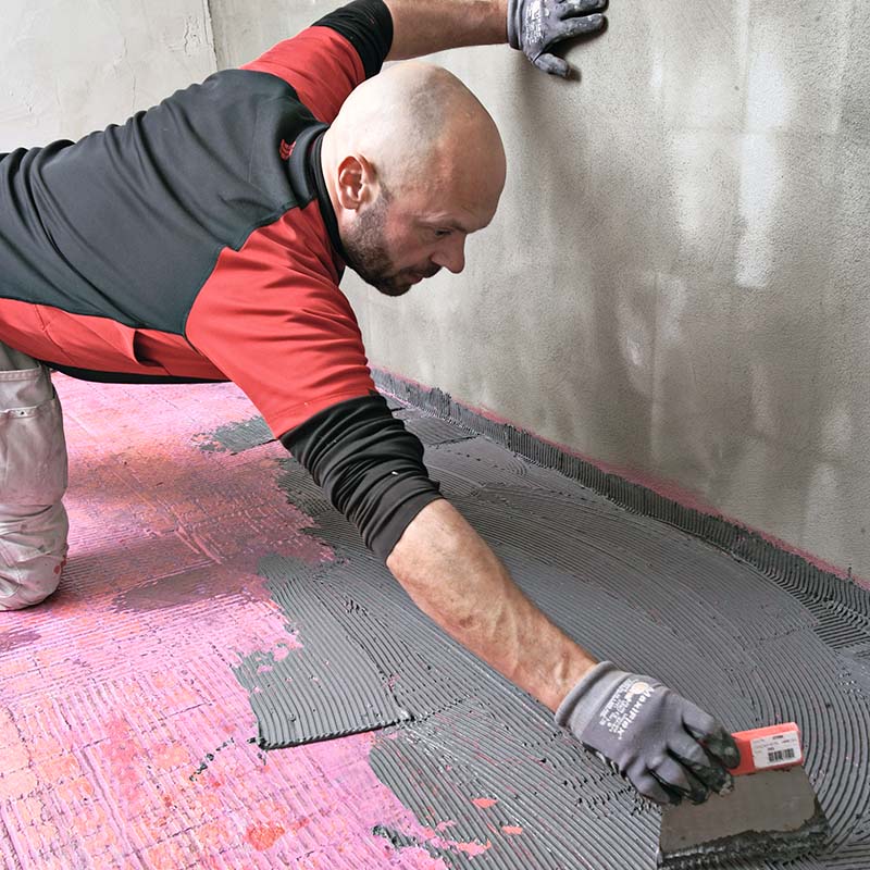 Tætningsmasse på revner i flisegulv