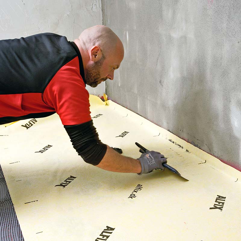 Armeringsdug trykkes ned i tætningsmassen