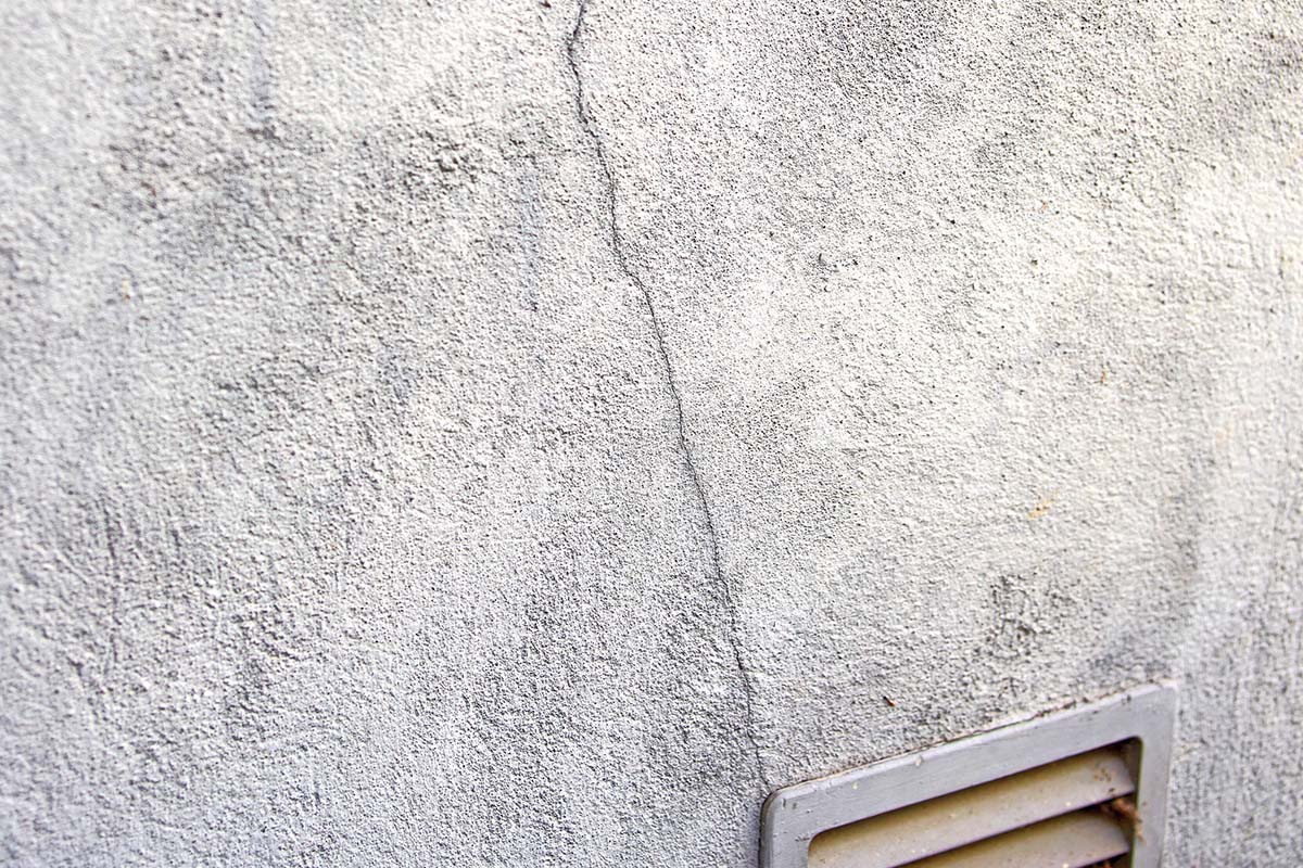 Revner i murværkets pudslag