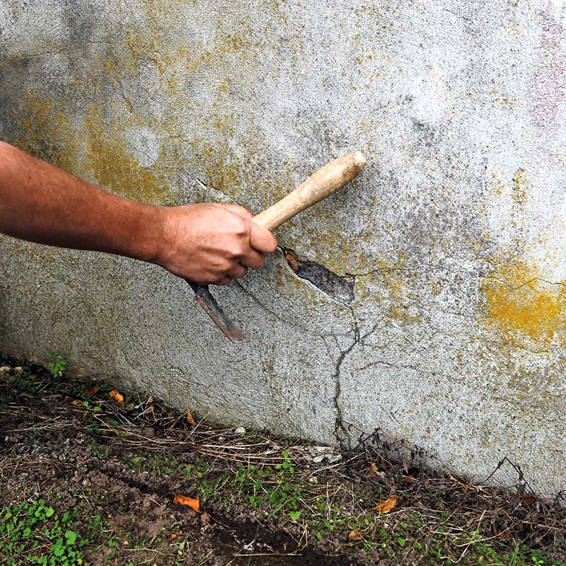 Bank på pudsen ved revne i murværk