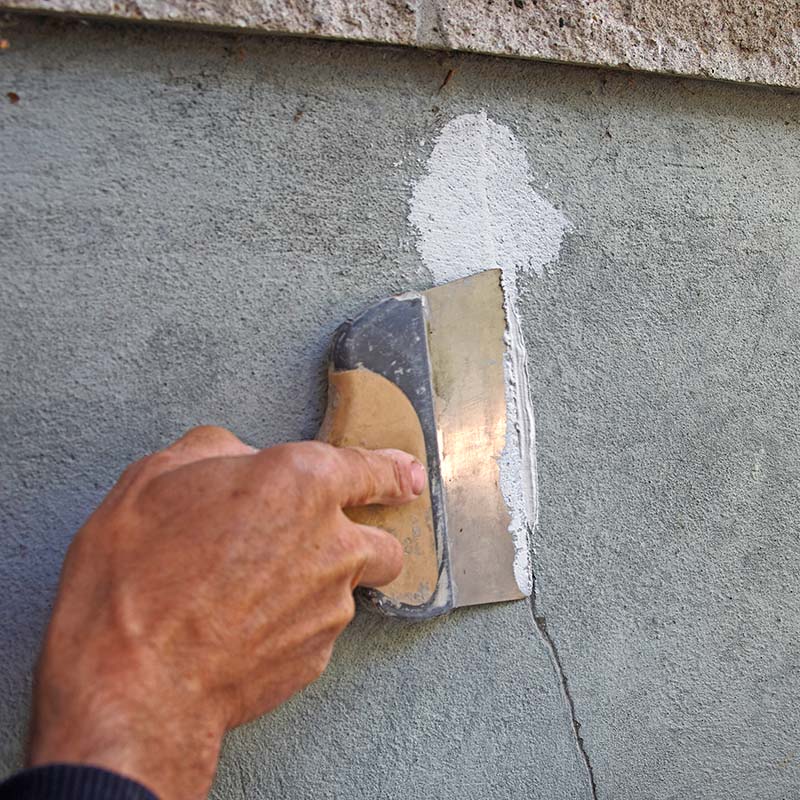 Revner i sokkel lukkes med reparationsmasse