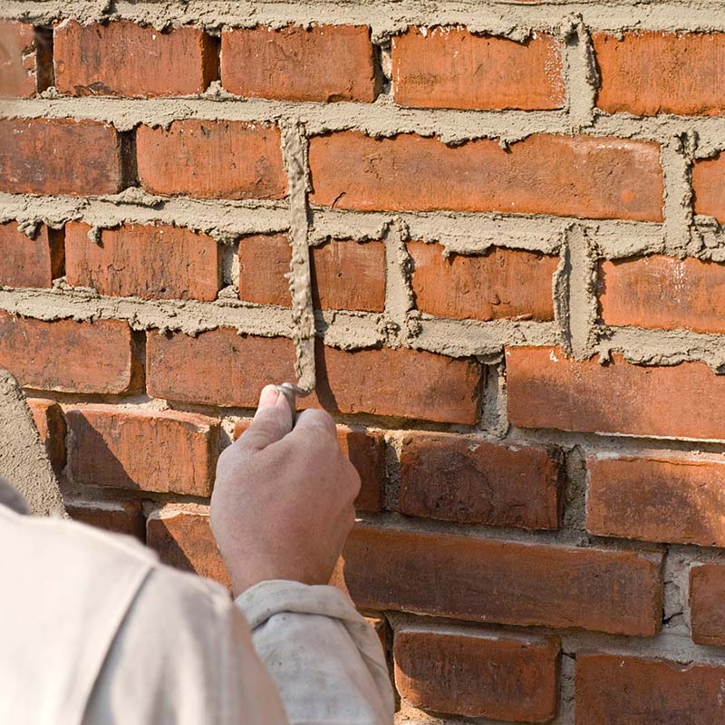 Fugerne fugtes og fyldes op med frisk mørtel