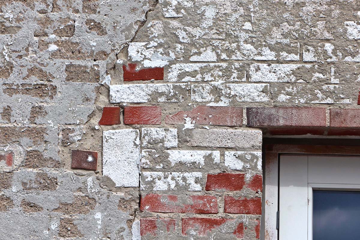 Revner i murværk med gammelt puds