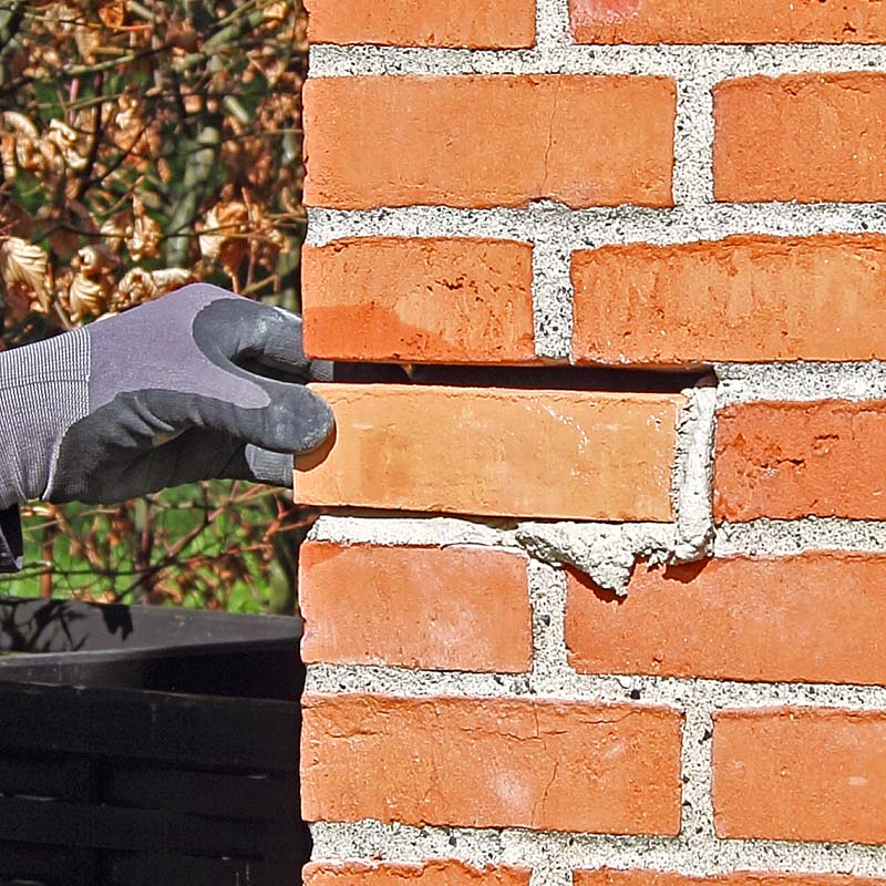 Revne i mursten repareres med ny mursten