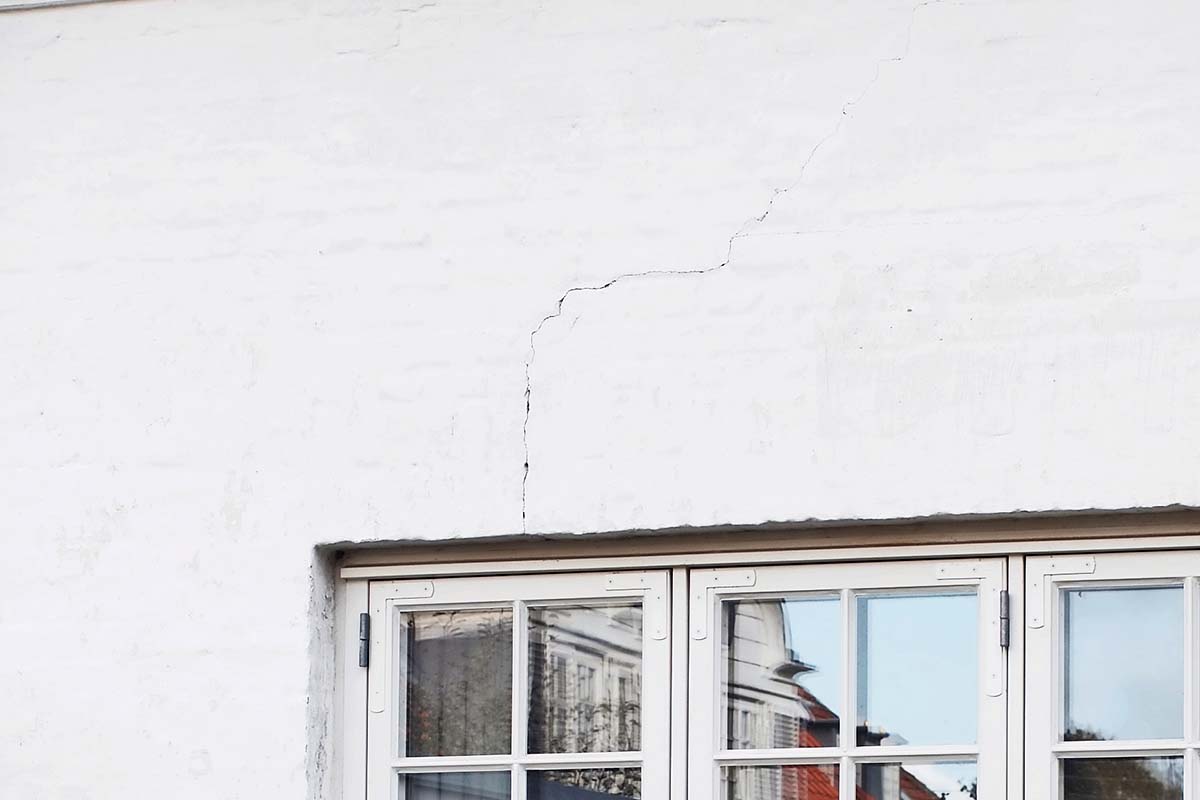 Sætningsskader murværk omkring vindue