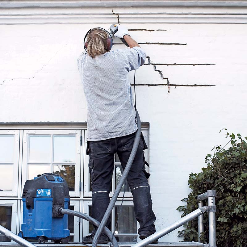 Fuger ved revner i murværk kradses ud
