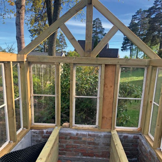 Kasvihuone vanhoista ikkunoista