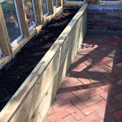 Kasvihuone vanhoista ikkunoista