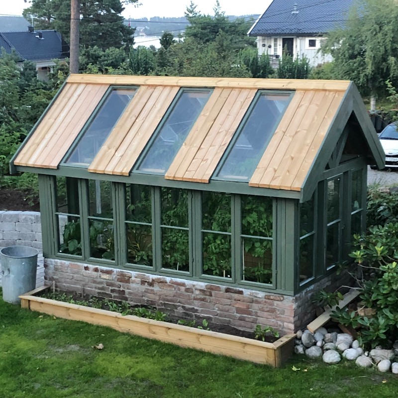 Kasvihuone vanhoista ikkunoista