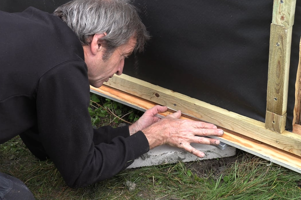 Asenna pystylaudat vaakatuen avulla