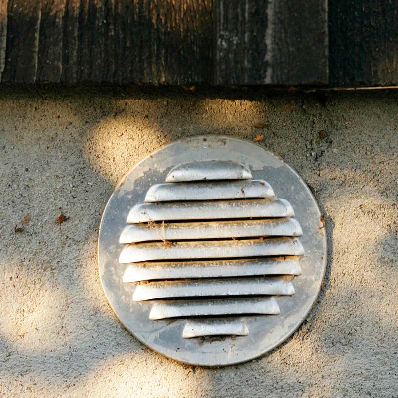 Sett fast ventilasjonsrister