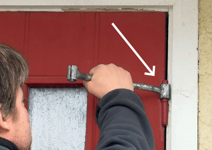 Så här rätar du upp en sned dörr