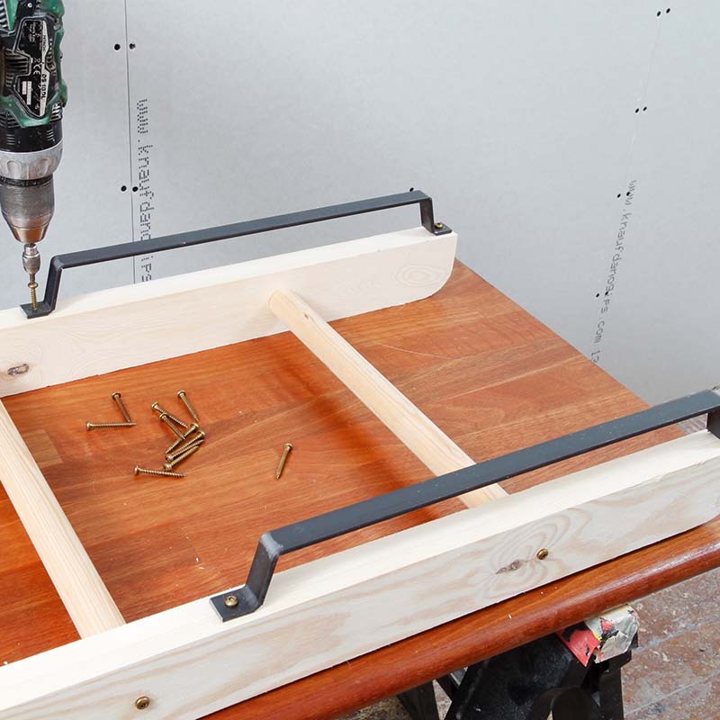 Trapp til hems: Skru fast to støttebøyler