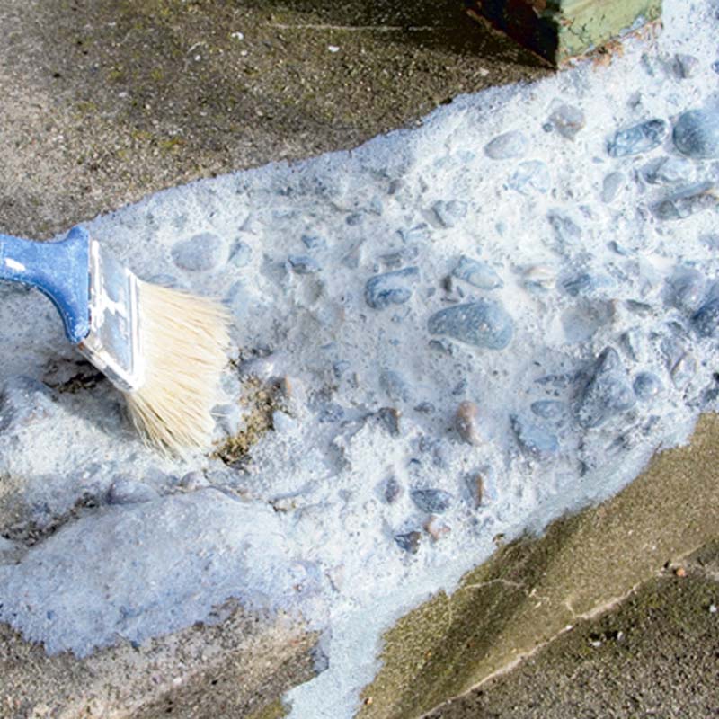 Laga betongtrappa: En primer avsedd för betong appliceras med pensel