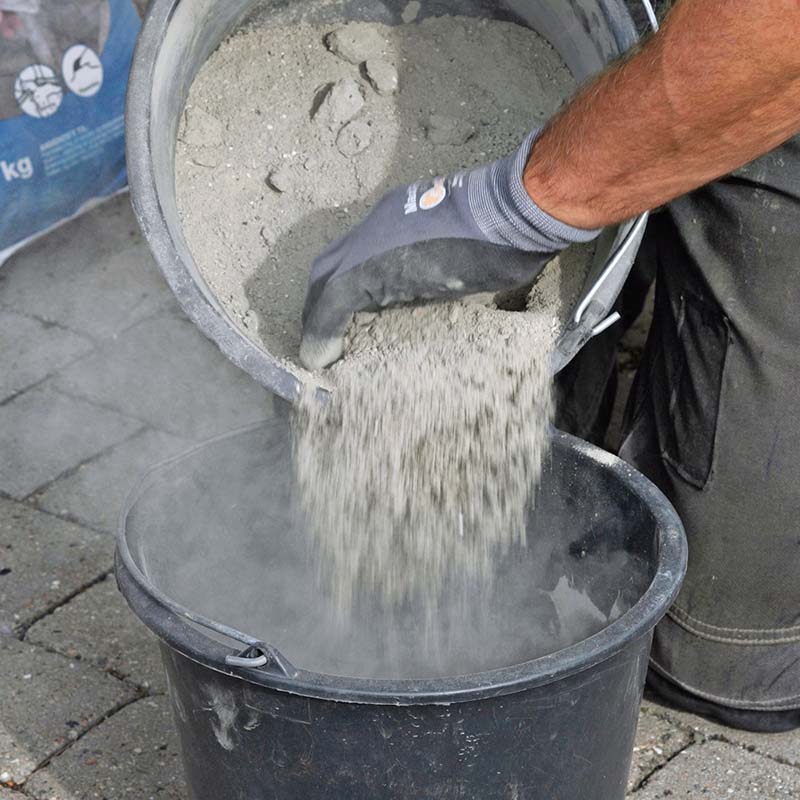 Laga betongtrappa: Reparationsputsen blandas av torrbetong/gjutmix och vatten
