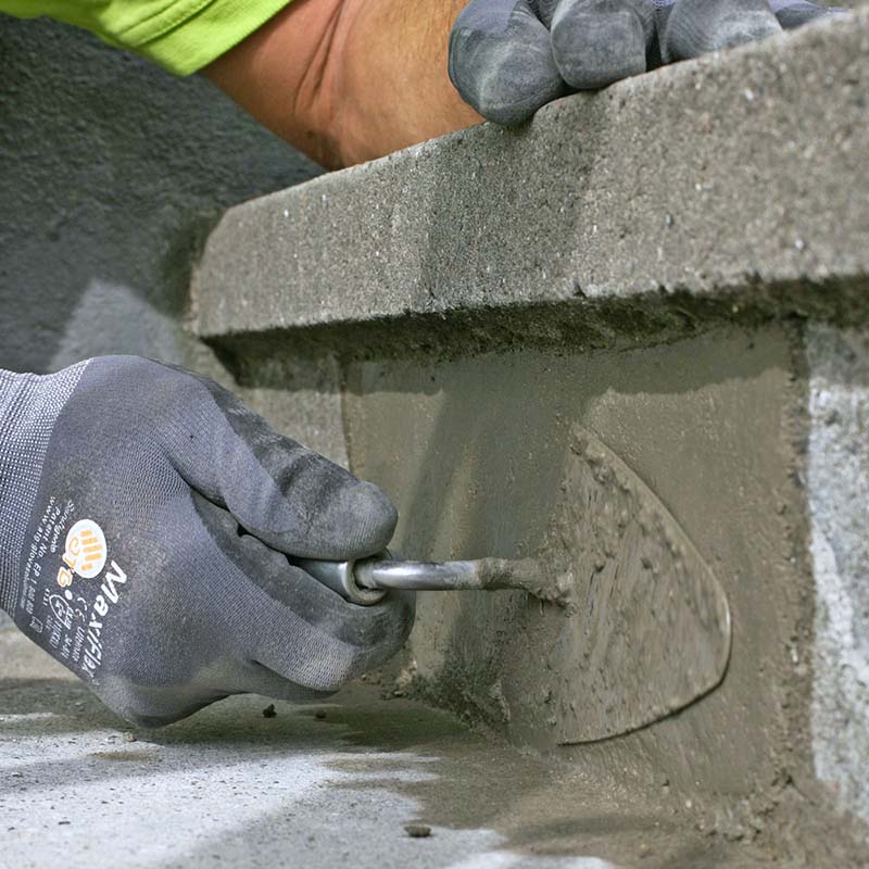 Laga betongtrappa: Putsen pressas på plats med en murslev