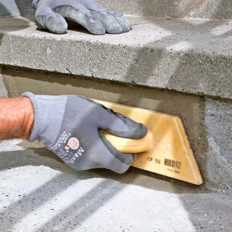 Laga betongtrappa: Eventuell överflödig puts tas bort