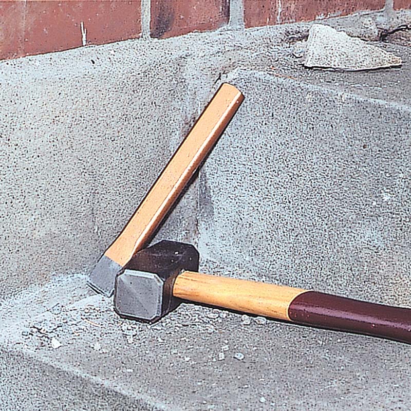 Laga betongtrappa: Den gamla fogen bankas ut med hammare och mejsel