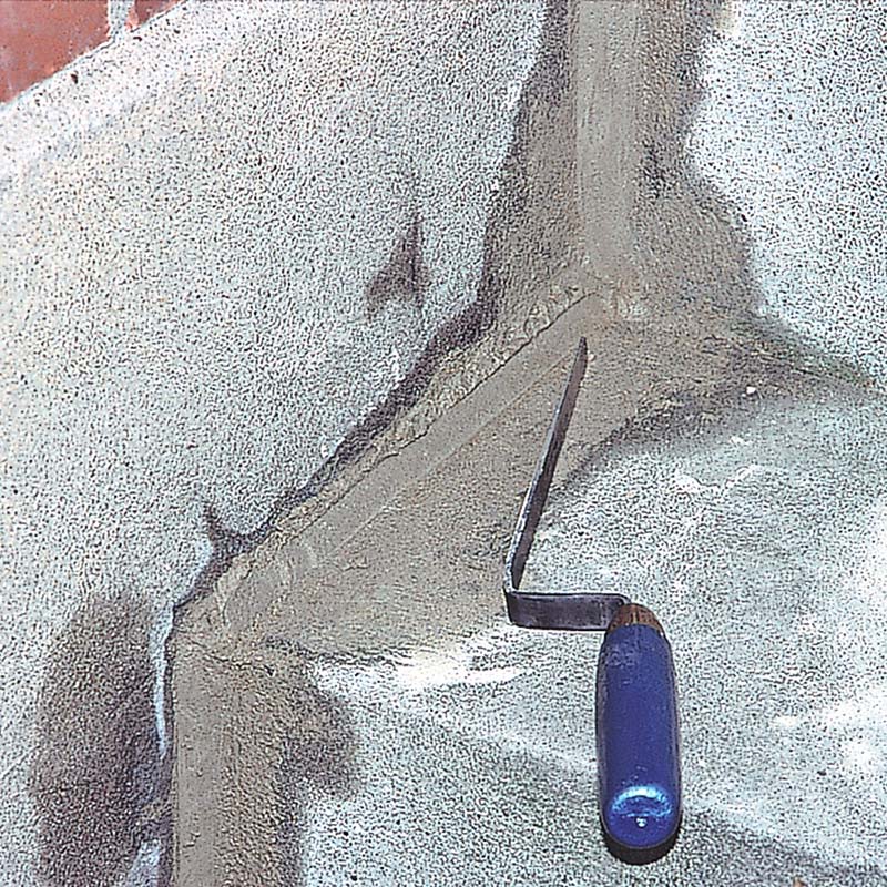 Laga betongtrappa: Överflödig puts dras bort med fogsleven