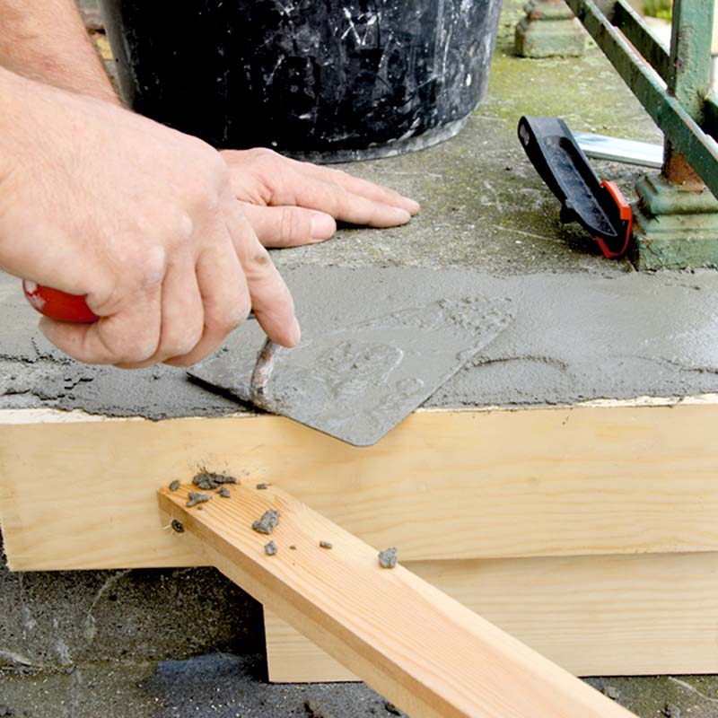 Laga betongtrappa: För att säkerställa att putsen inte fastnar i gjutformen, smörjs träet med matolja på den invändiga sidan