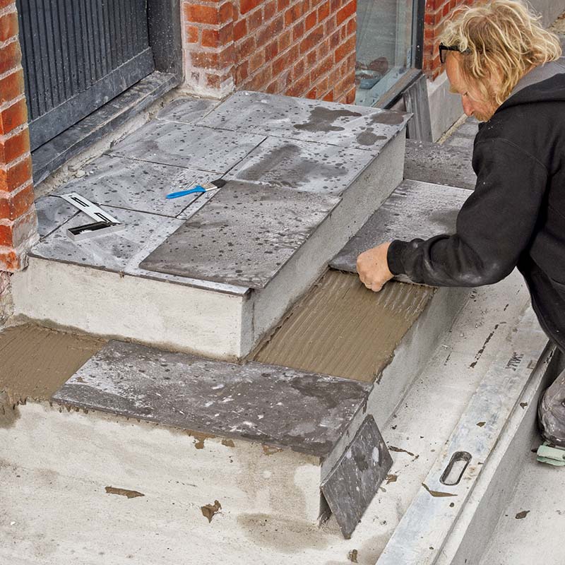 Trappefliser udendørs: Inden du holder fyraften, skal trinene vaskes med rent vand og det bløde gummifiltsebræt