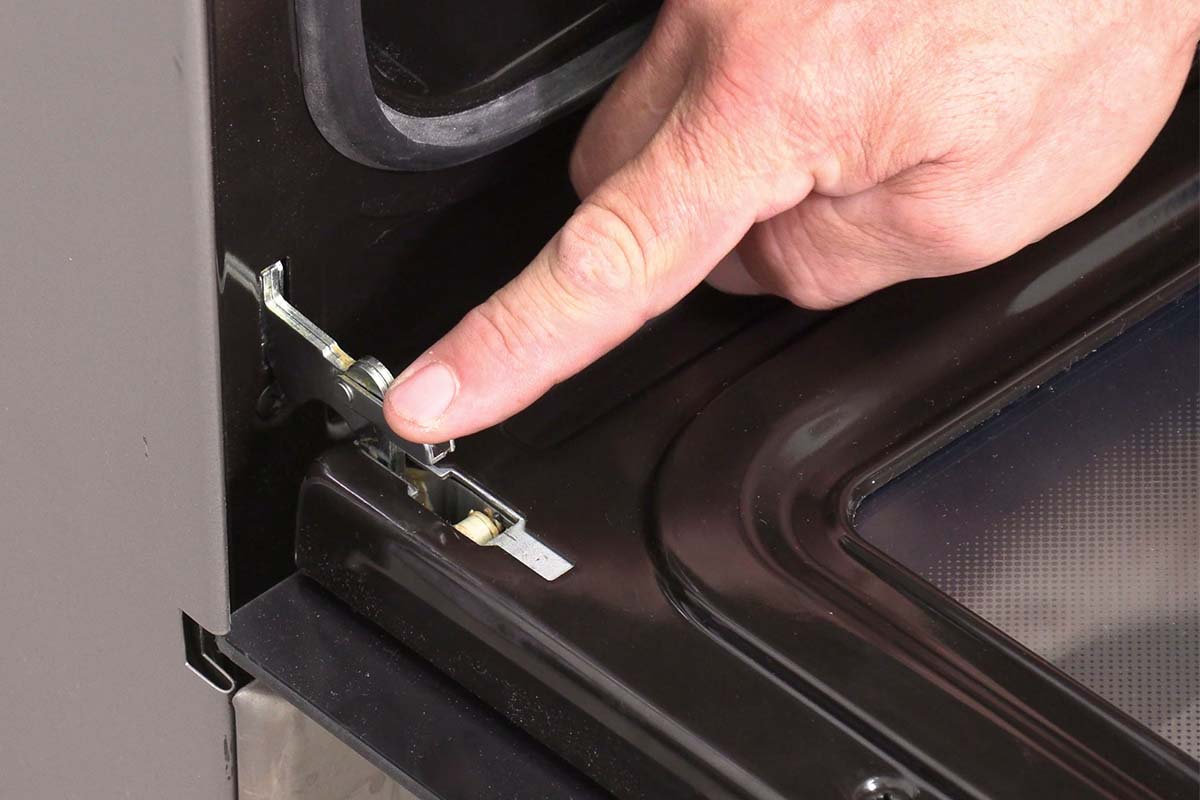 Ugnsluckan sluter inte tätt_Byt gångjärnen