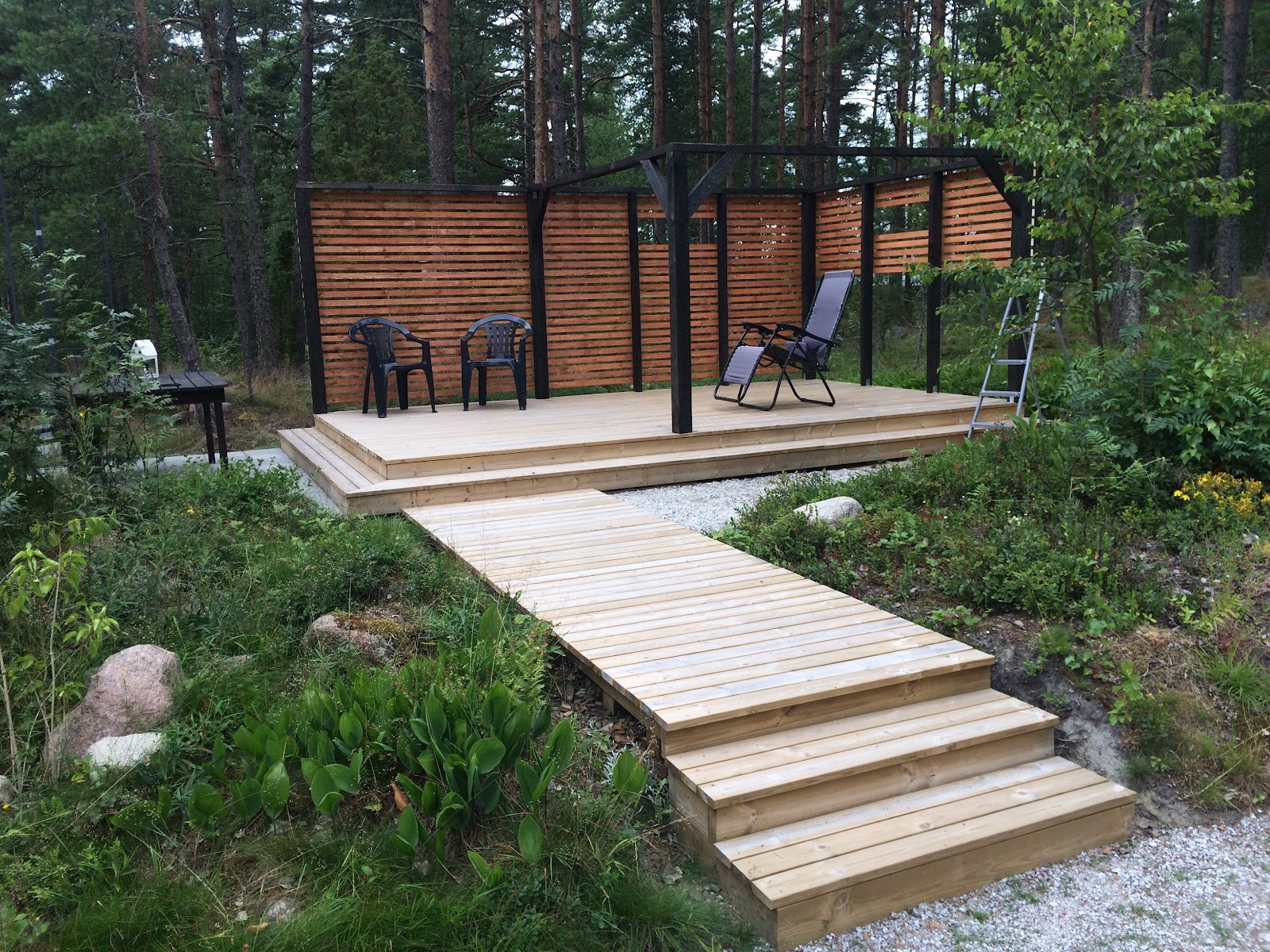Opførelse af en gårdterrasse og en baldakin