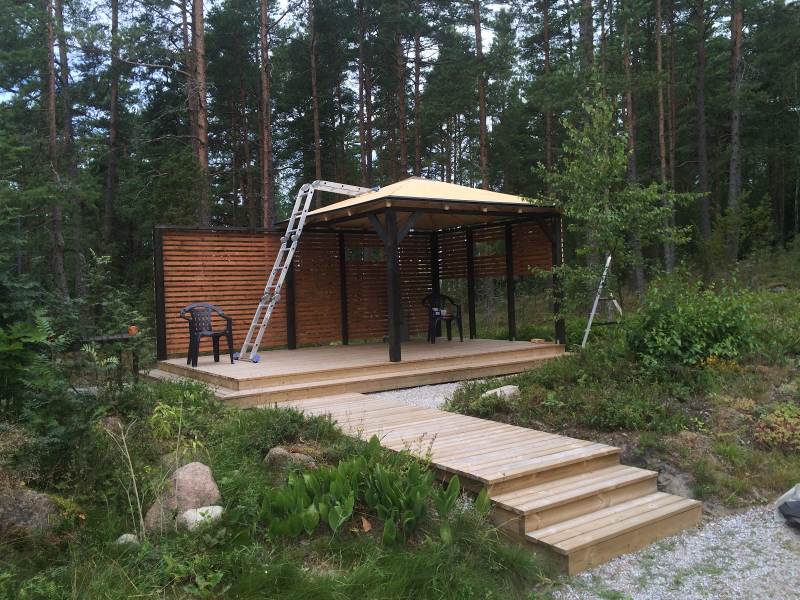 Opførelse af en gårdterrasse og en baldakin