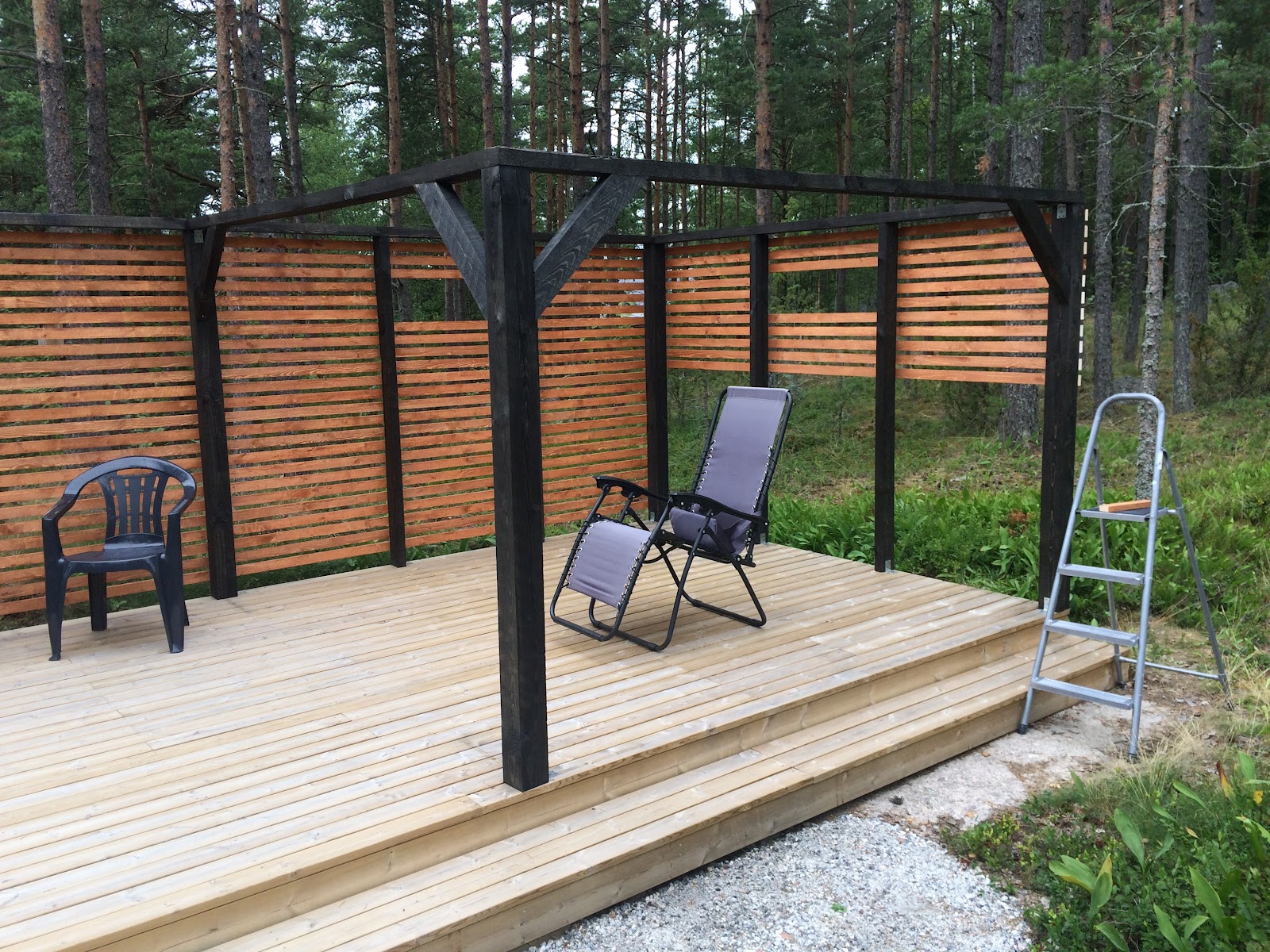 Opførelse af en gårdterrasse og en baldakin