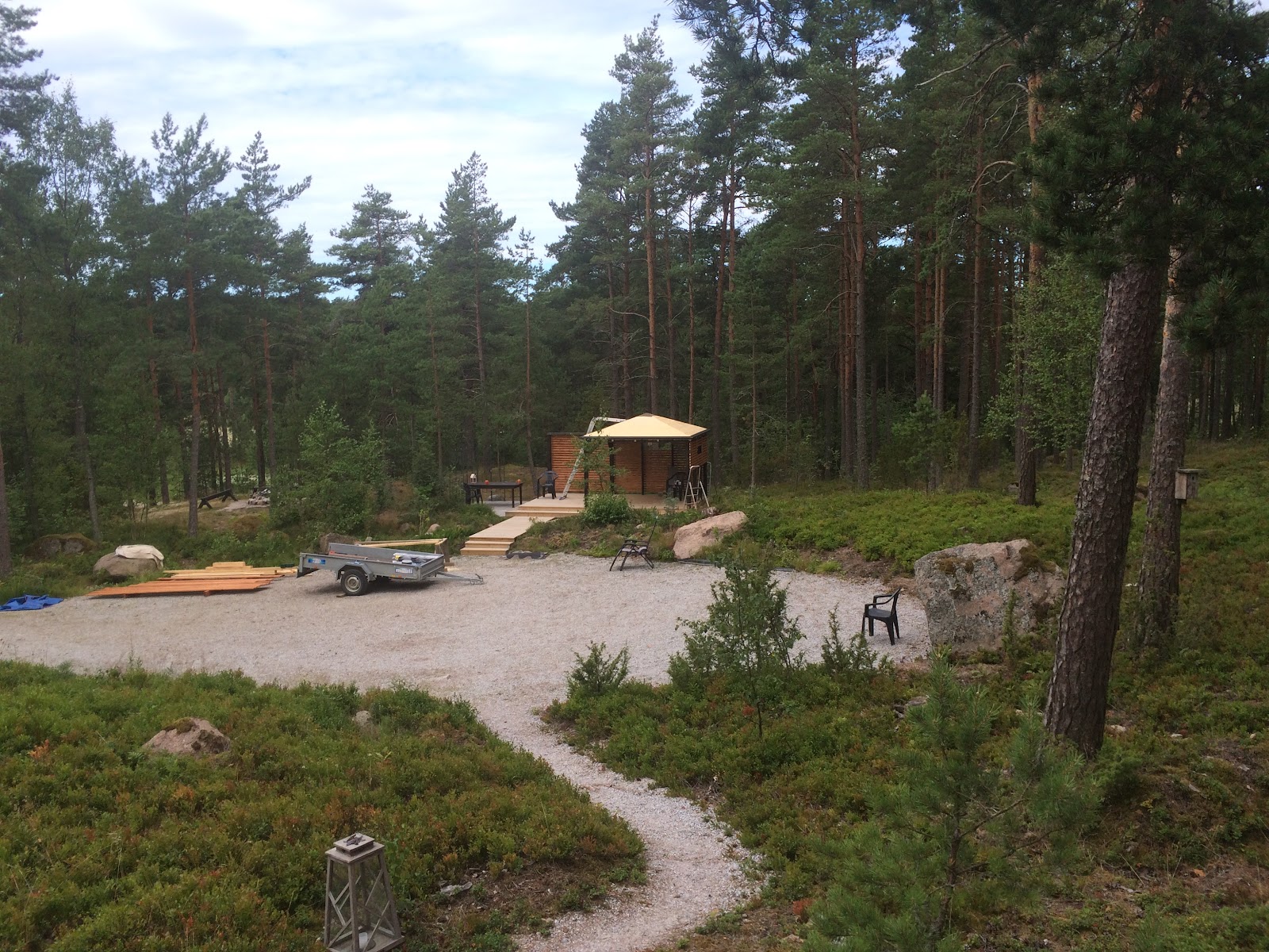 Opførelse af en gårdterrasse og en baldakin