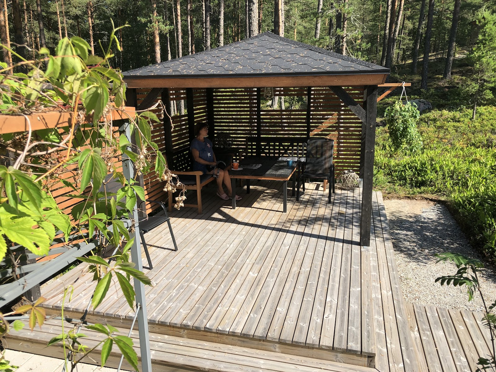 Opførelse af en gårdterrasse og en baldakin