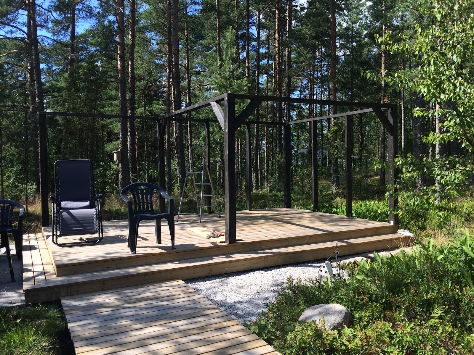 Opførelse af en gårdterrasse og en baldakin