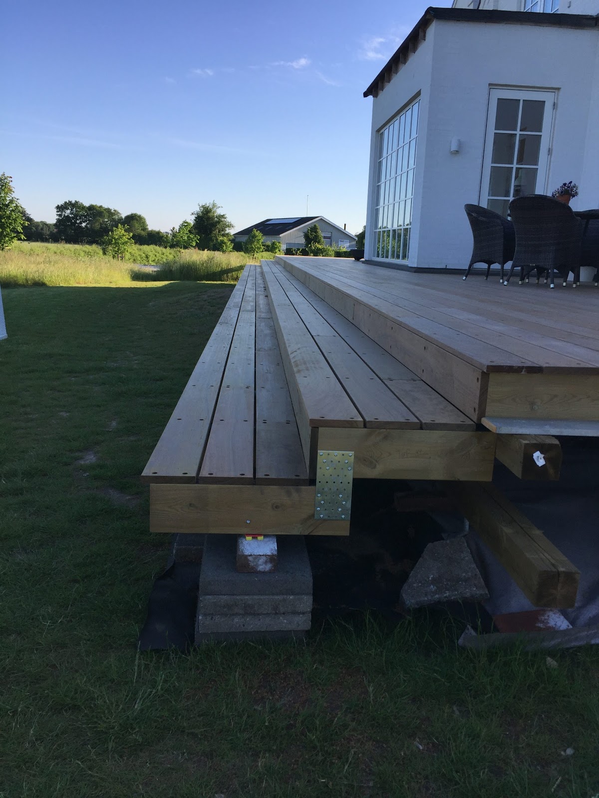 IPE-terrasse med kæmpetrappe