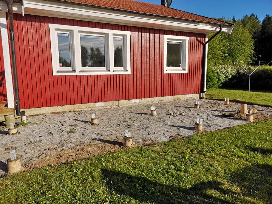 Punktfunderet træterrasse foran huset