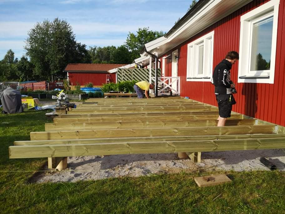 Punktfunderet træterrasse foran huset
