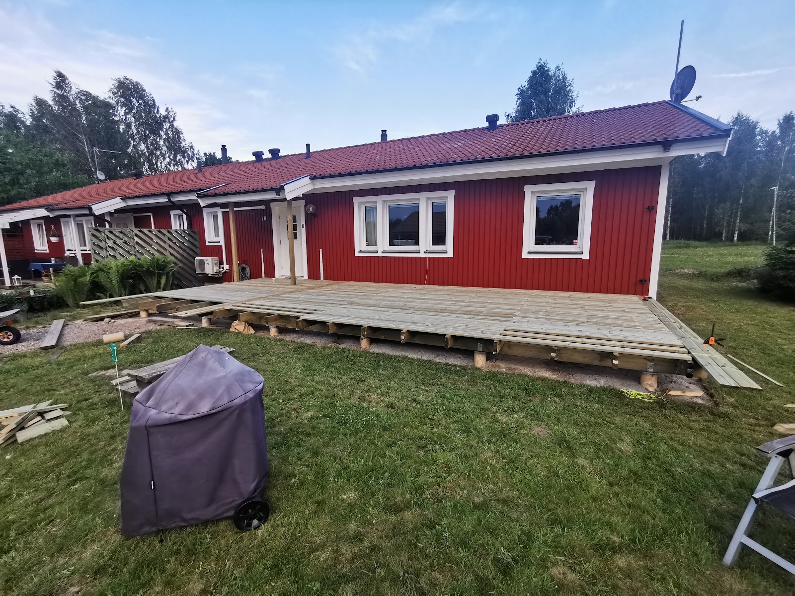 Punktfunderet træterrasse foran huset