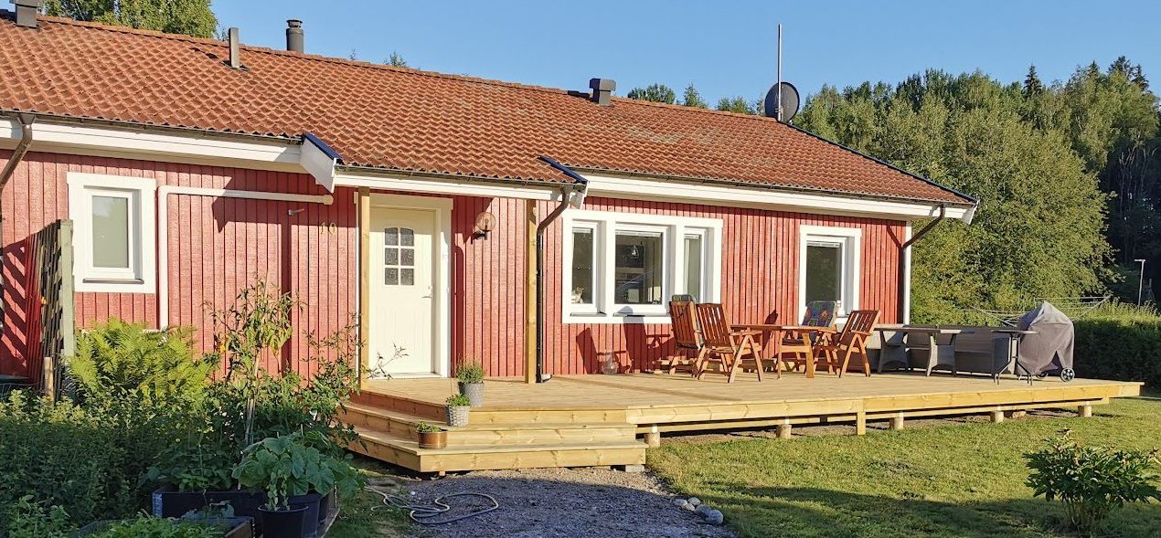 Punktfunderet træterrasse foran huset