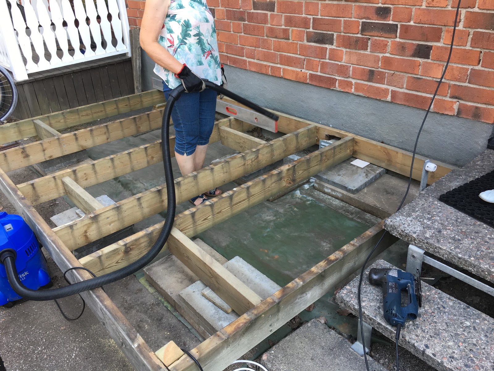 Træterrasse med trapper foran huset