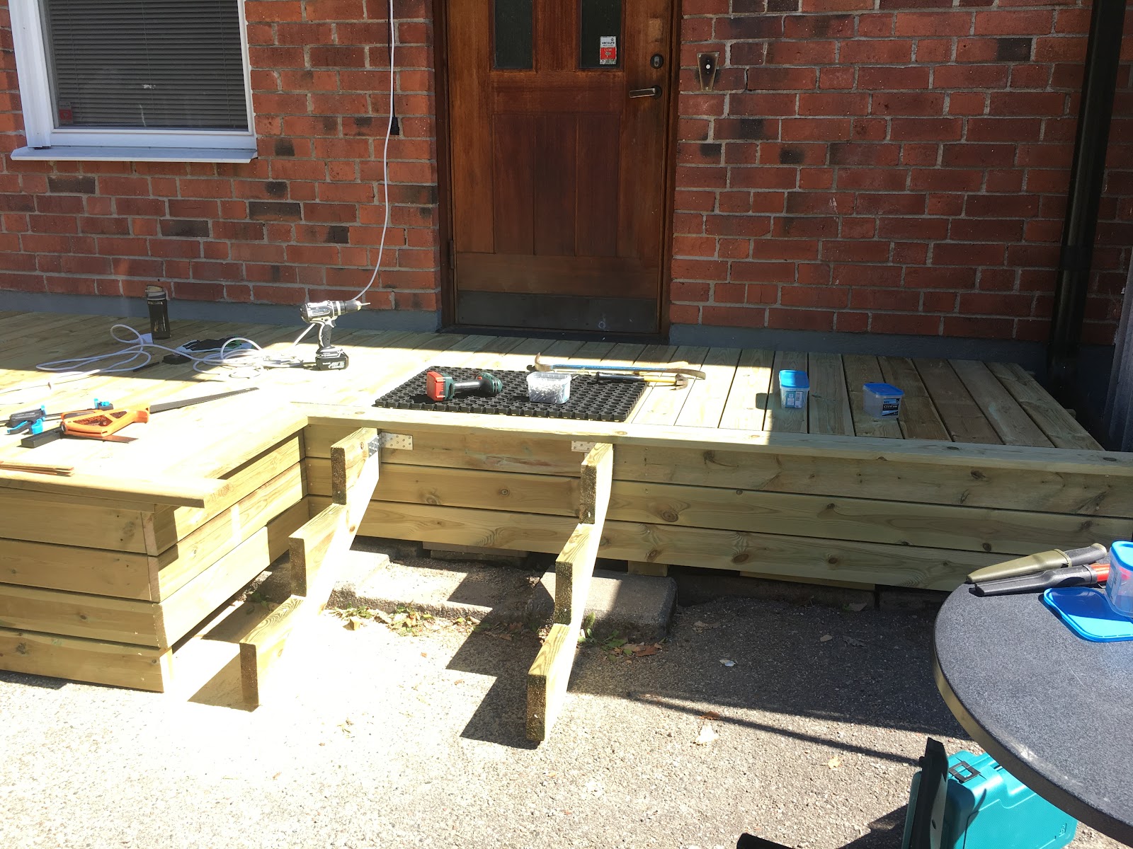 Træterrasse med trapper foran huset