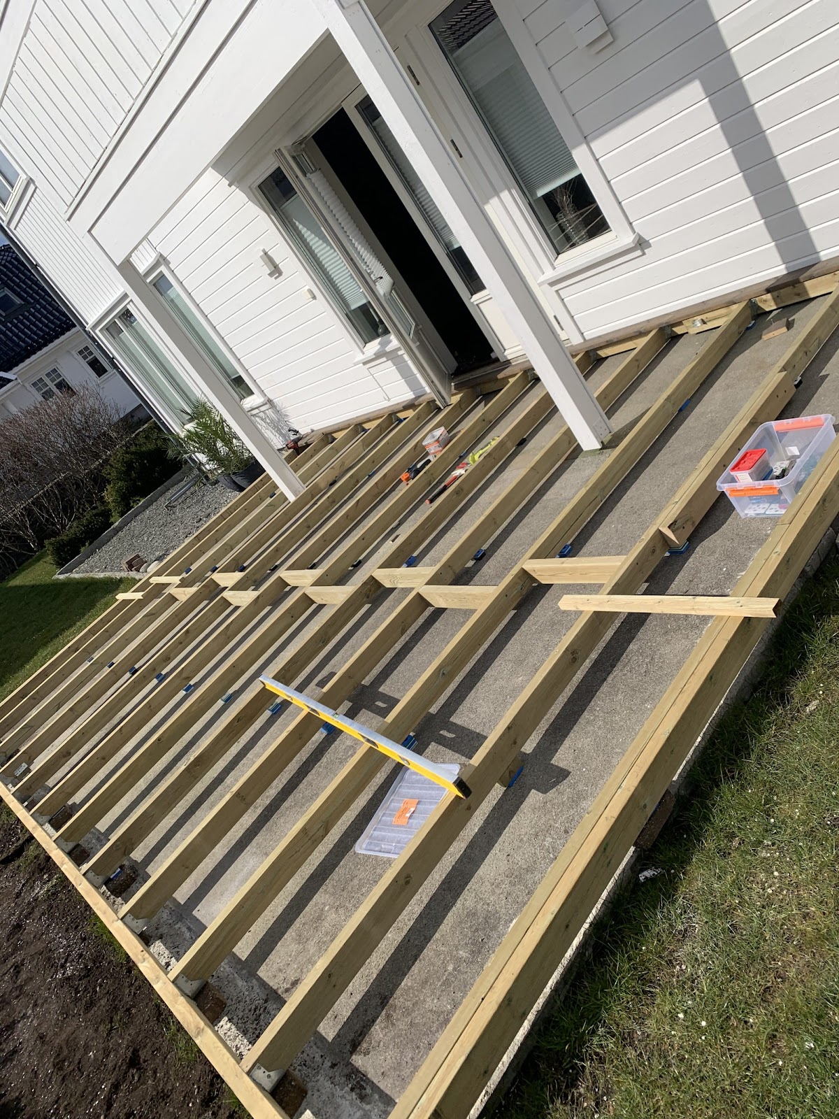 Fra grå og kold belægning til et grønt og varmt udeområde