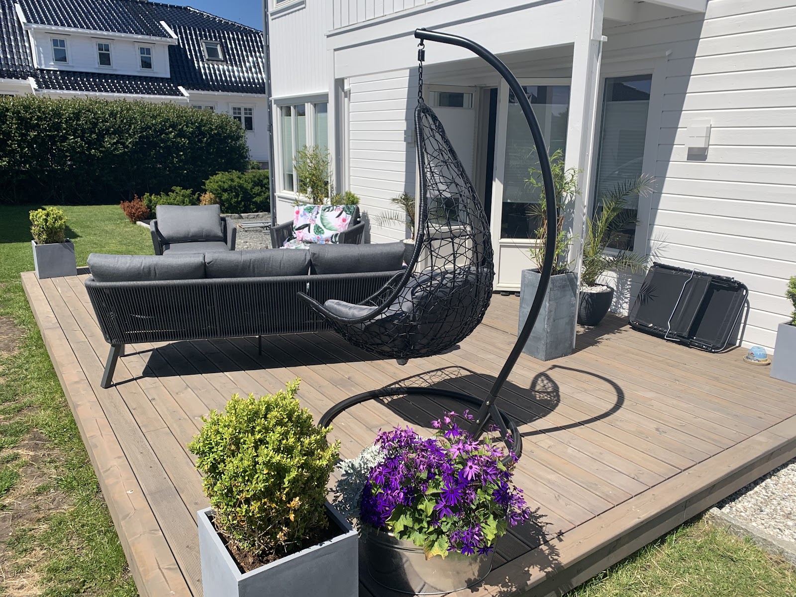 Fra grå og kold belægning til et grønt og varmt udeområde