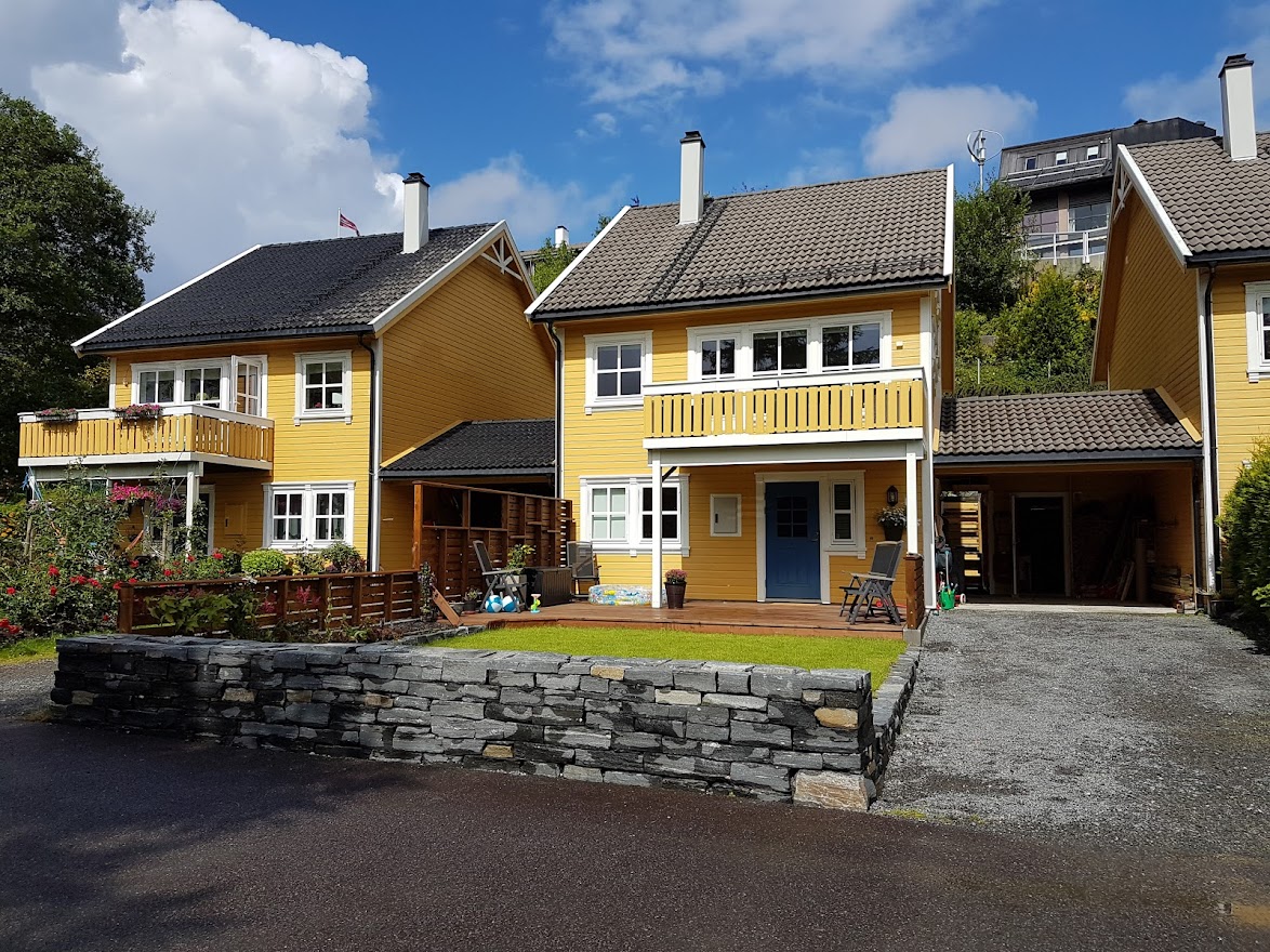 Beklædning, murværk og have